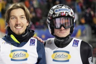 Johann André Forfang (à gauche) et Marius Lindvik sont suspendus pour 3 mois KEYSTONE/AP/Matthias Schrader